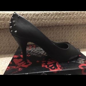 Fergalicious Grudge peep toe pumps size 8